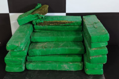 Tabletes de droga sobre uma mesa