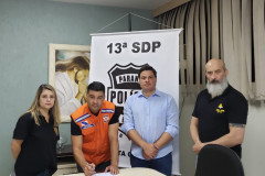 Prefeito, delegado e outras pessoas posando para foto