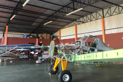 Peças de avião apreendidas, no interior de um hangar