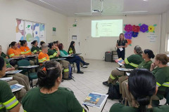 Diversas mulheres sentadas assistindo a palestra