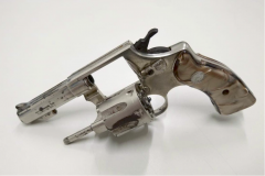 Revólver calibre 32 sobre uma mesa