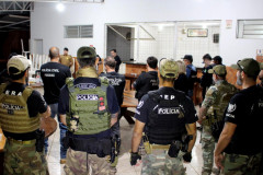 Diversos policiais reunidos em momento de instrução para a operação