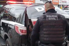 Policial civil abrindo camburão