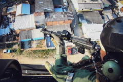 Policiais civis no helicópetro em operação no Parolin