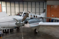 Aeronave no interior de um hangar
