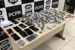 Materiais apreendidos agrupados em uma mesa