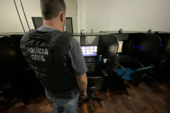 Policial observa equipamentos utilizados para jogos