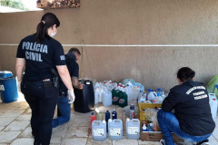 Equipe policial verificando o produto