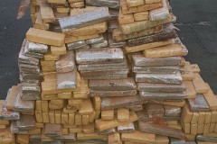 Centenas de tabletes de droga empilhadas