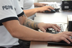 Policiais civis em atividade ao computador
