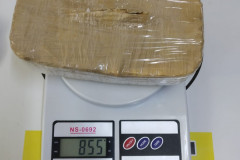 Tablete de droga sobre uma balança