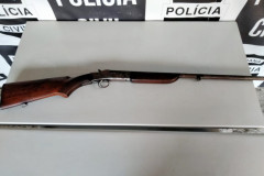 Arma sobre uma mesa