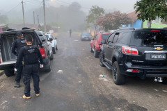 Policiais civis e viaturas na rua