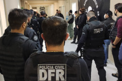 Diversos policiais civis recebendo instruções antes de saída para operação