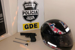 Objetos apreendidos sobre uma mesa.