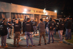Diversos policiais civis recebendo instruções antes de saída para operação