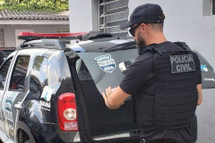 Policial civil e viatura