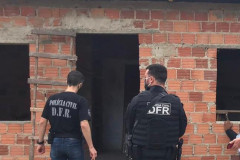 Policiais civis cumprindo mandados de busca e apreensão 