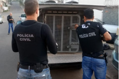 Policiais prende suspeito de homicídio dentro da viatura