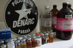 Produtos apreendidos, sobre uma mesa