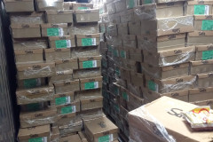 Diversas caixas empilhadas do produto recuperado