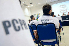 Diversos policiais civis sentados, em reunião.