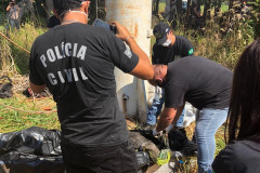 Policiais civis resgatando corpo