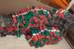 Centenas de tabletes de droga agrupadas no chão