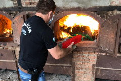 Policial civil colocando tabletes de droga no forno