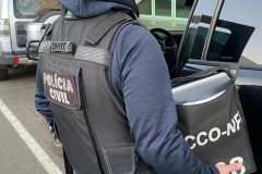 Policial civil cumprindo mandado