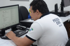 Policial lendo informações no computador