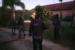 Policiais entrando no local