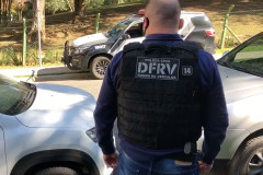 Policial da polícia civil observa veículo furtado