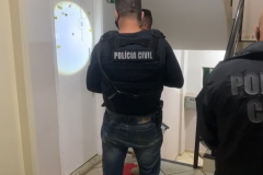 Policiais civis cumprindo mandados de busca e apreensão para apurar fraude de R$ 60 milhões