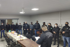 Policiais reunidos antes de saída para cumprimento de operação