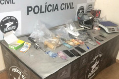 Materias apreendidos, sobre uma mesa