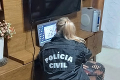 Policial civil analisa notebook na residência