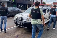 Policiais civis cumprindo o mandado 