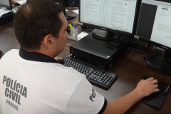 Policial civil ao computador