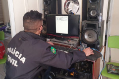 Policial civil verifica arquivos em computador