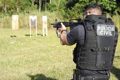 Policial civil apontando fuzil para alvo