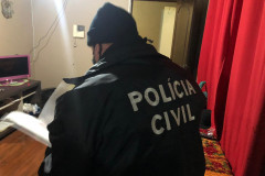 Policial examinando caderno