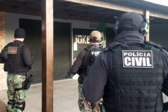 Varios policiais em frente ao estabelecimento