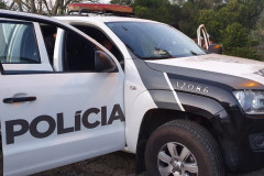 Viatura da polícia civil com as portas abertas