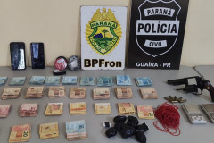 Produtos e dinheiro apreendidos, sobre uma mesa