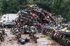 Motocicletas empilhadas no pátio