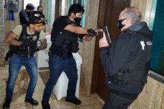 Policiais civis em ação no local