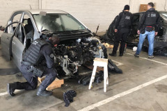 Policiais civis averiguando veículos
