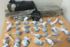 Droga apreendida, sobre uma mesa
