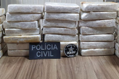 Tabletes de droga, sobre uma mesa